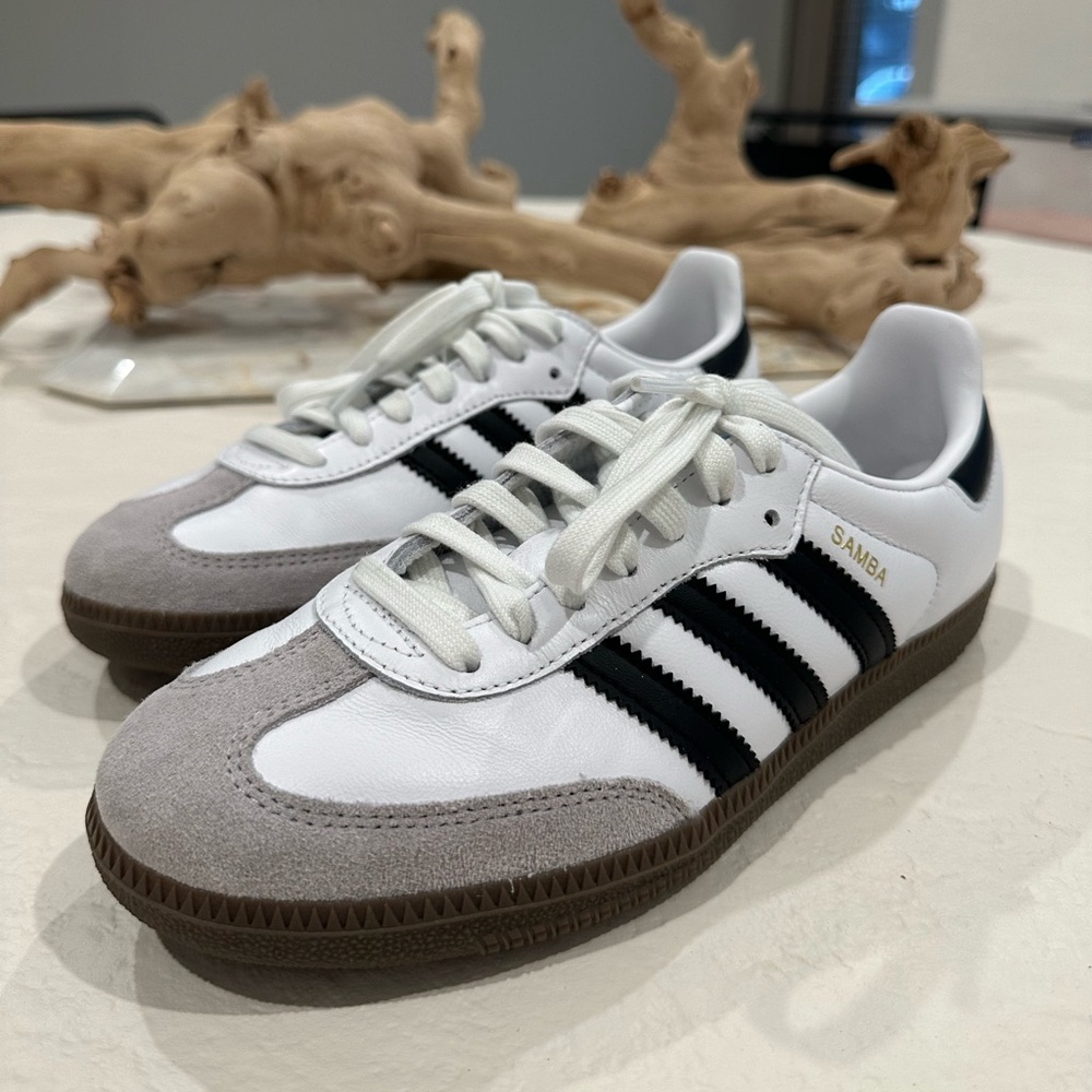 SAMBA Adidas Size Men’s 5.5 which is a Women’s 6.5